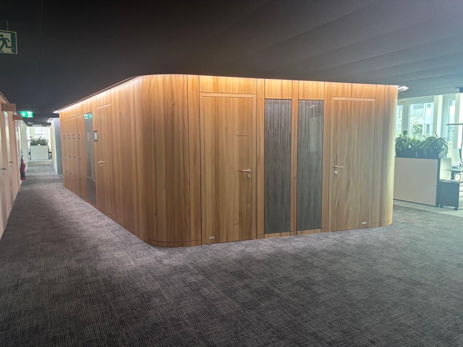 Blick in ein helles Büro mit Glasfront